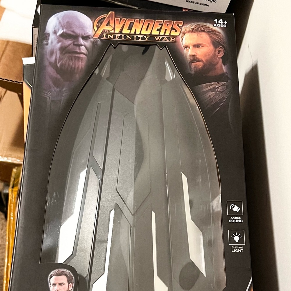 Hot Toys Avengers Captain America action figure's Wakanda Shields